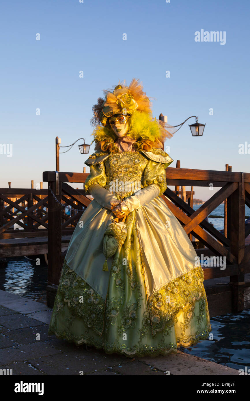 Frau im schönen barocken historischen Kostüm Fancy Dress posiert an der Lagune während des Karnevals in Venedig, Carnevale di Venezia, Italien Stockfoto