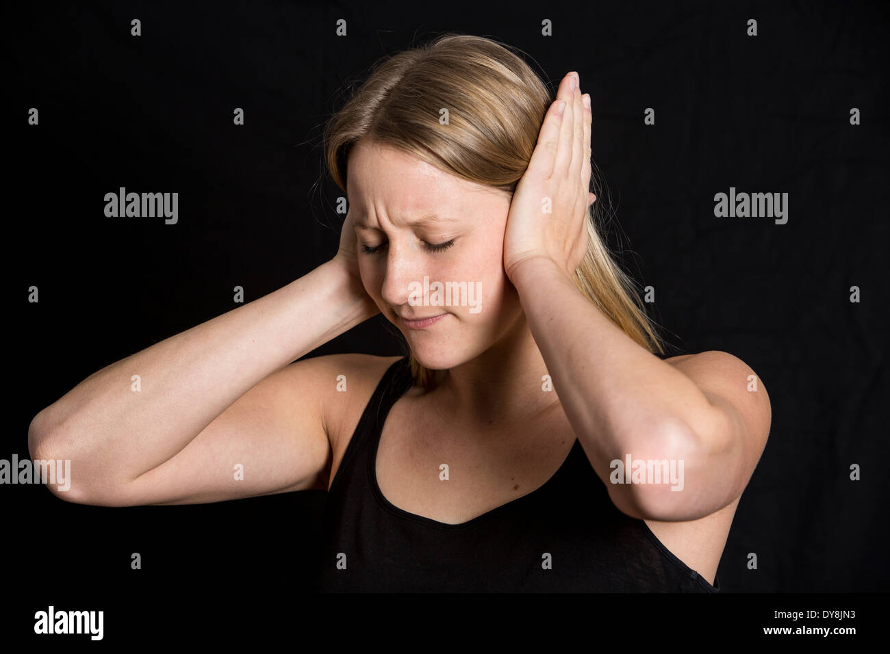 Junge Frau hat Ohrenschmerzen, Stockfoto