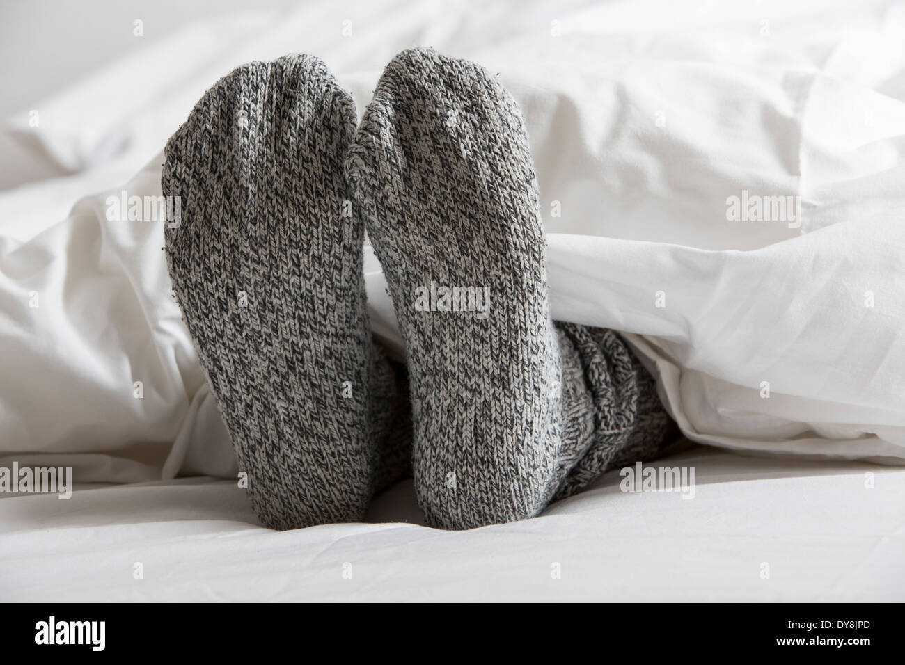 Frau mit warme socken zu hause Fotos und Bildmaterial in hoher Auflösung Alamy