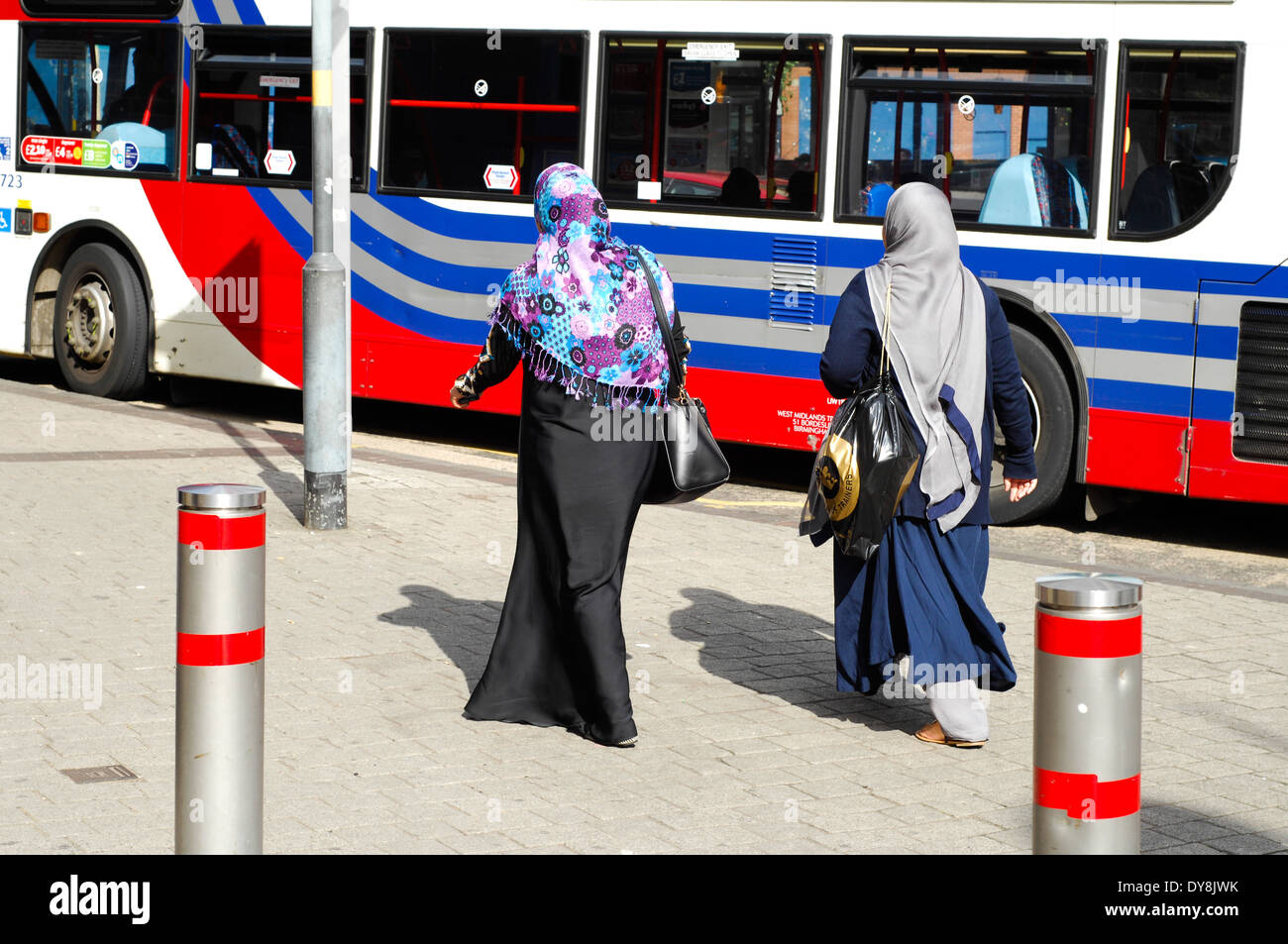 Muslimische Frauen in Schleier zu Fuß in Birmingham Stockfoto