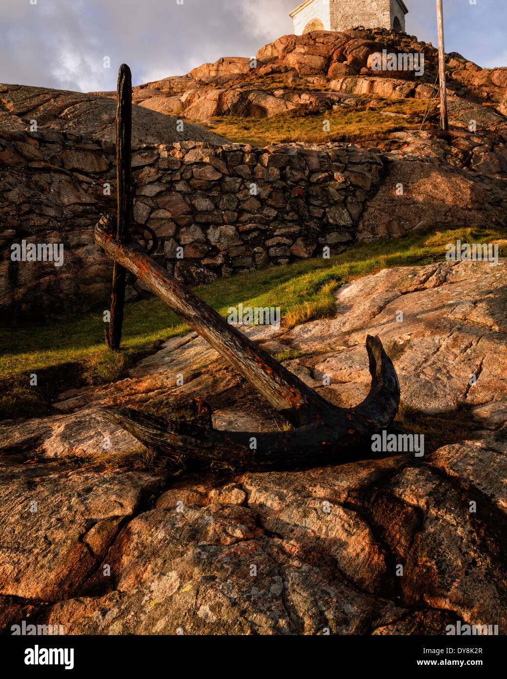 Ein altes Schiff ankert am Leuchtturm Lindesnes, der südlichsten Spitze Norwegens. Stockfoto