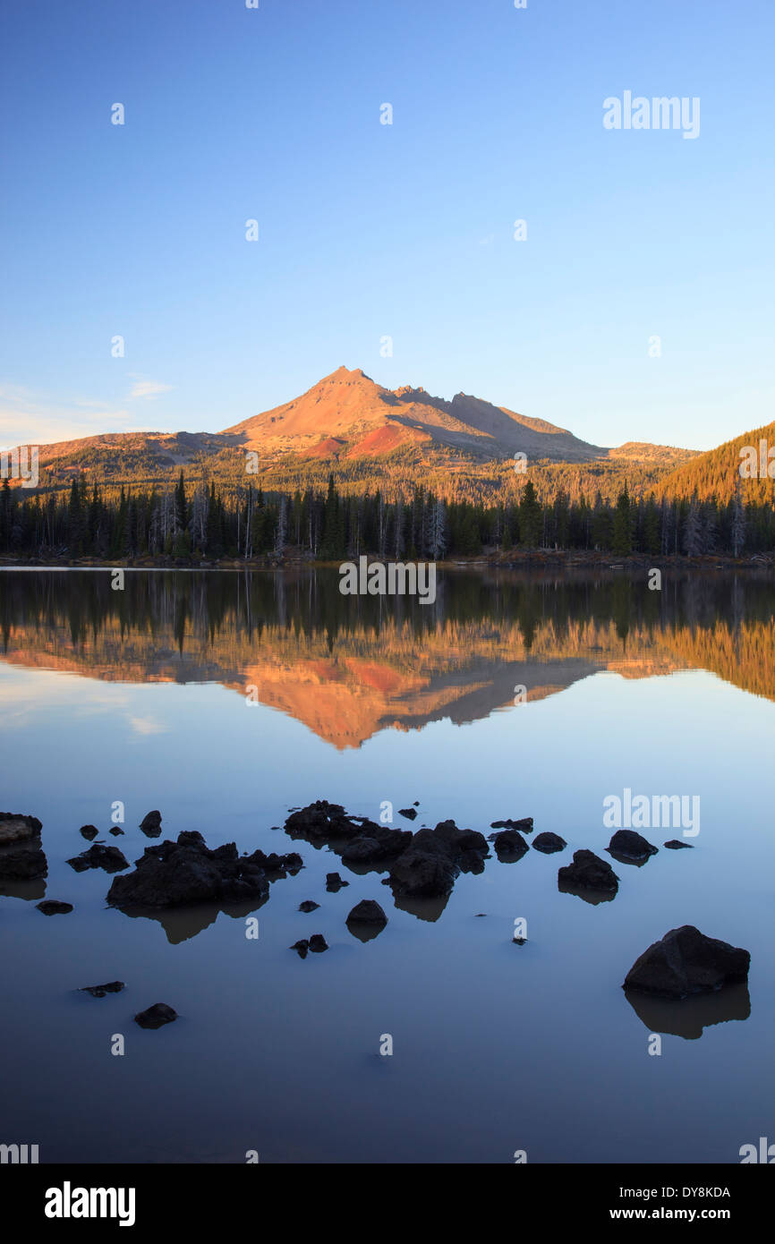 USA, Oregon, Deschutes National Forest, Funken See mit gebrochenen Top Stockfoto