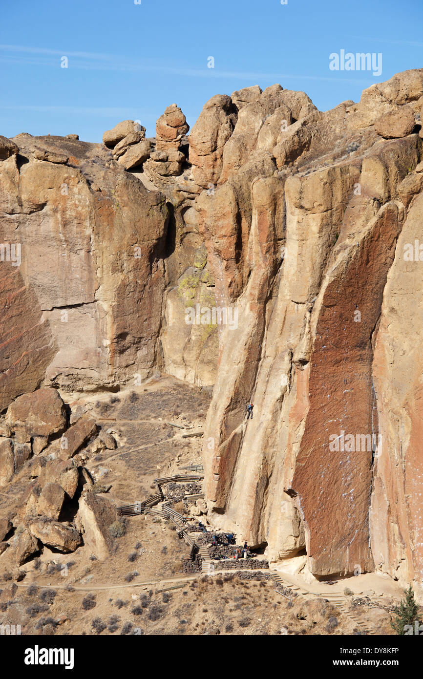 USA, Oregon, Smith Rock State Park, Bergsteiger auf Route zu klettern Stockfoto