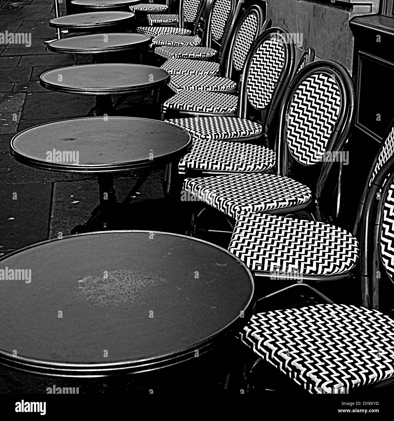 Stadtlandschaft - Tabellen und Bambus-Stühle, Cafe Rouge Grey Street, Newcastle Upon Tyne, England Stockfoto