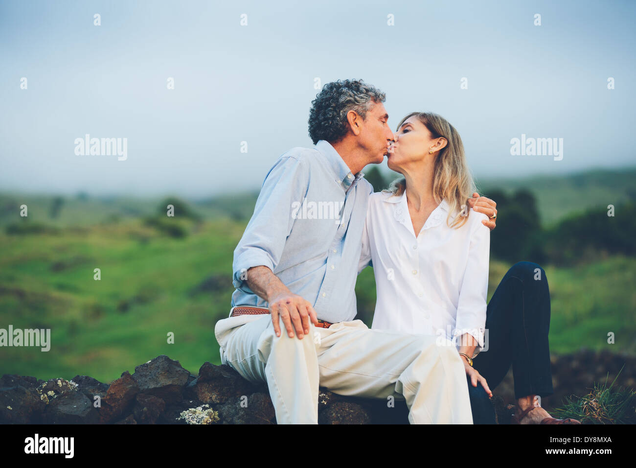 Happy lieben mittleren gealterten paar küssen Stockfoto