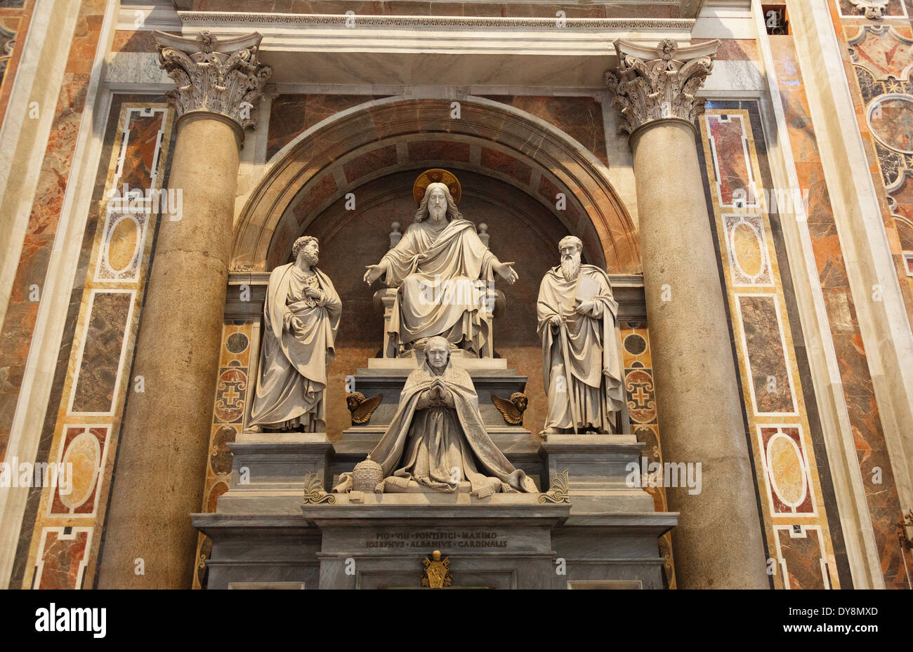 Spirituelle Statuen zwischen Spalten in St. Peter Basilika, dem Vatikan, Rom, Italien Stockfoto