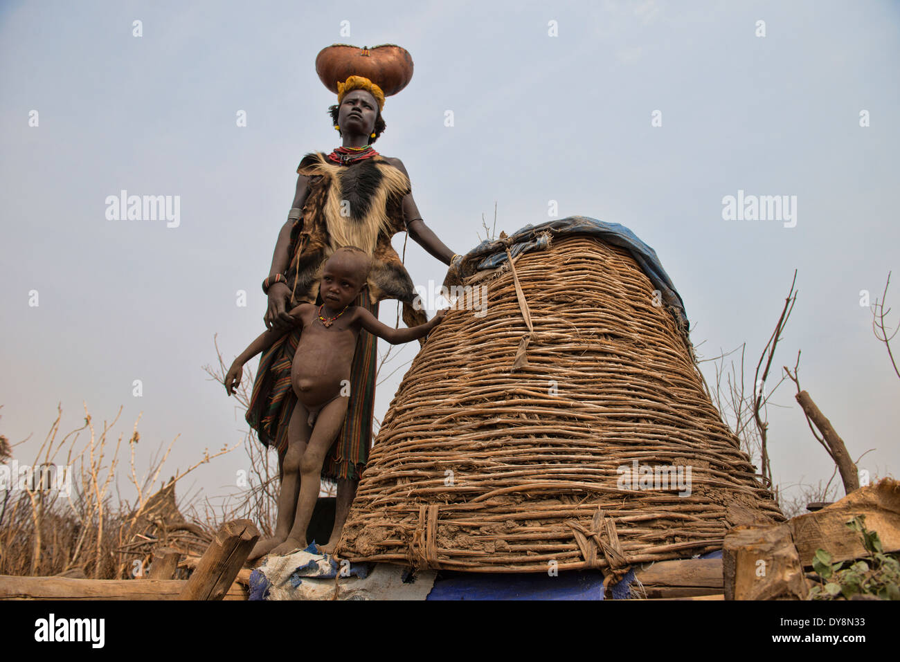 Dassanech Frau und ihr Kind, unteren Omo-Tal von Äthiopien Stockfoto