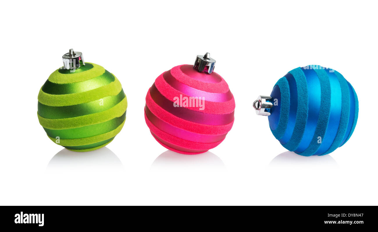 rote, grüne und blaue Weihnachtskugeln isoliert auf weißem Hintergrund Stockfoto