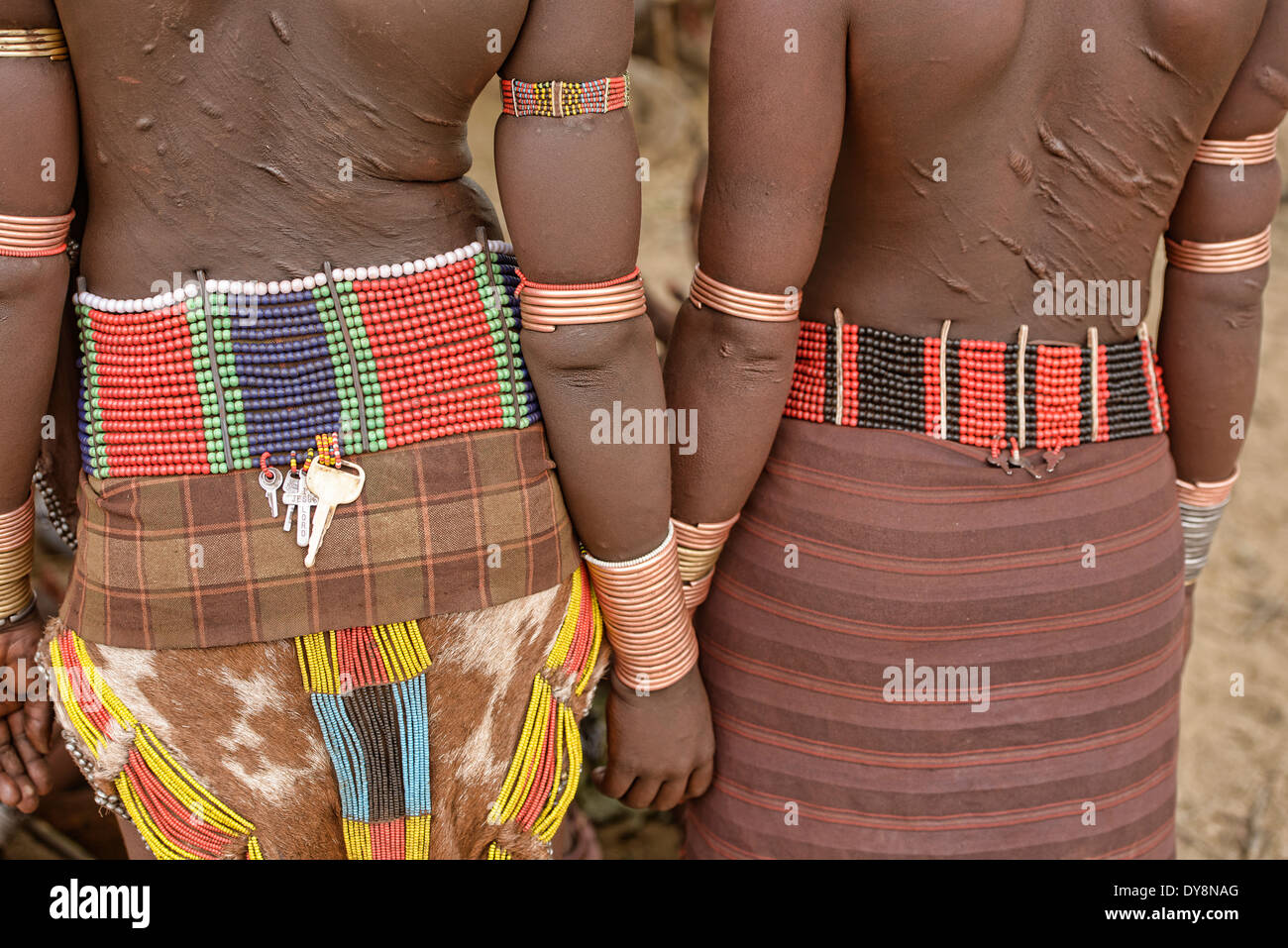Hamer Frauen mit Armbänder bei einem Stier springen Zeremonie in der Nähe von Turmi im Omo-Tal, Äthiopien Stockfoto