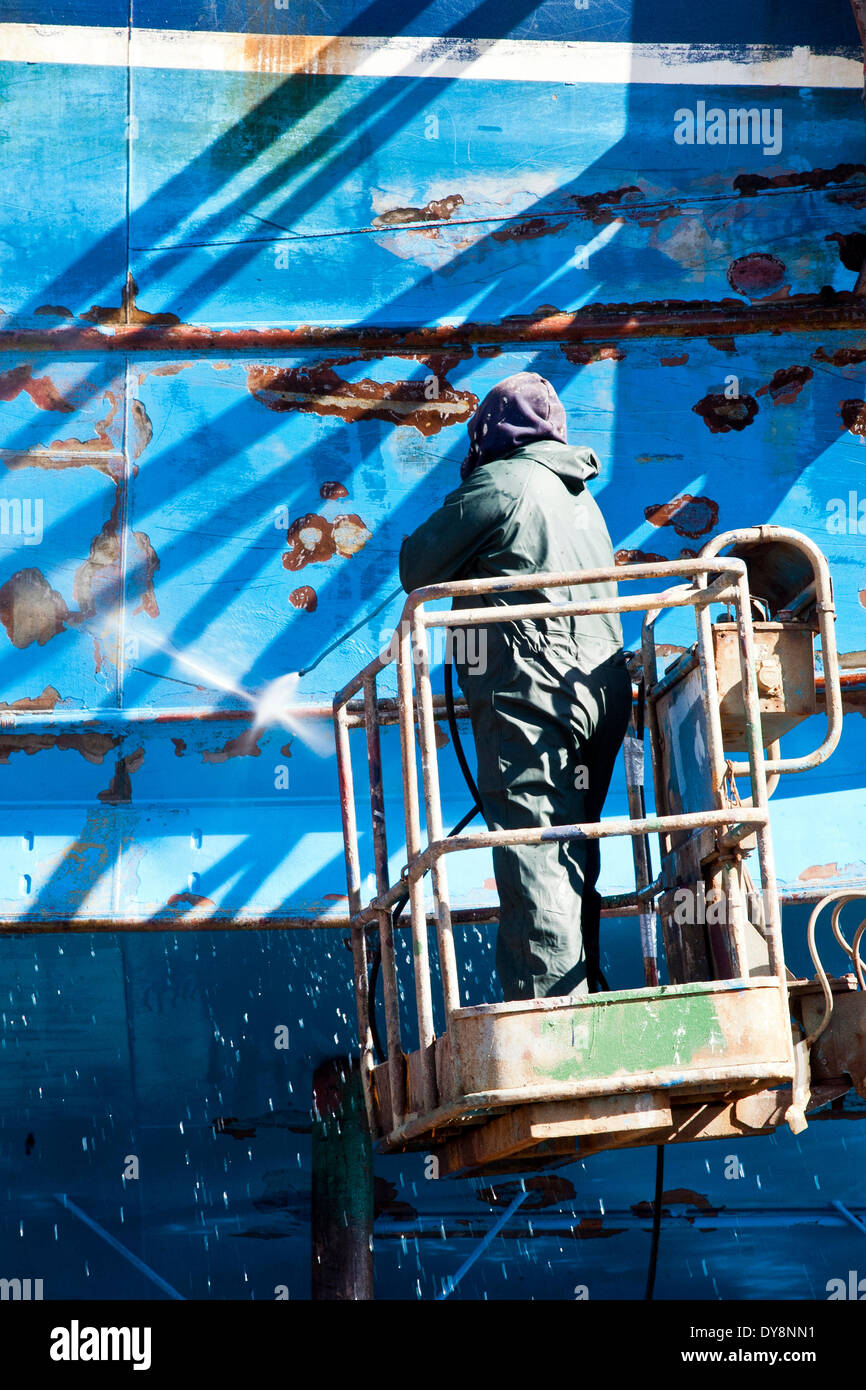 Fraserburgh Harbour, Schottland, UK 8. April 2014. Einwanderer sind eine tragende Säule der Landwirtschaft und Fischerei Schottlands geworden. Arbeitsmigranten aus Osteuropa Beschäftigung und einen Neuanfang zu suchen und bereit sind zu tun Arbeitsplätze Menschen vor Ort nicht zur Besatzung Boote und in Fischfabriken zu arbeiten. Scottish Seafood Association Chief Executive John Cox sagte: "Wir hätten ohne die ethnische Arbeiter eine große Kapazität Problem Verarbeitung alle Fische, die gelandet werden. Das Problem im Nord-Osten ist das Öl und Energie zieht alle lokalen Arbeitskräften.  Bildnachweis: Studio9/Alamy Live-Nachrichten Stockfoto