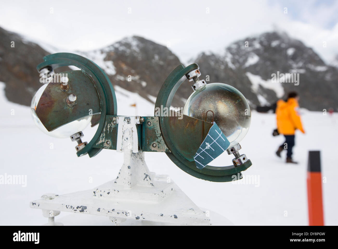 Ein Campbell Stokes Sunshine Recorder, Messung Sonnenstunden am Base Orcadas, eine argentinische Forschungsstation in der Antarktis Stockfoto