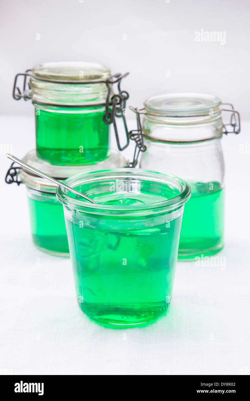Einmachgläser von Waldmeister-Gelee auf weißem Grund Stockfoto