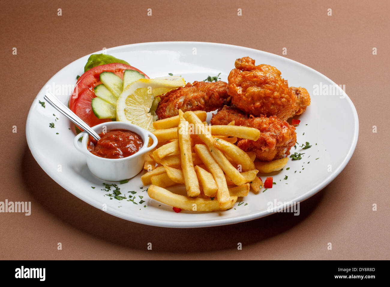 Brathähnchen mit Pommes Frites auf einem Teller Stockfoto