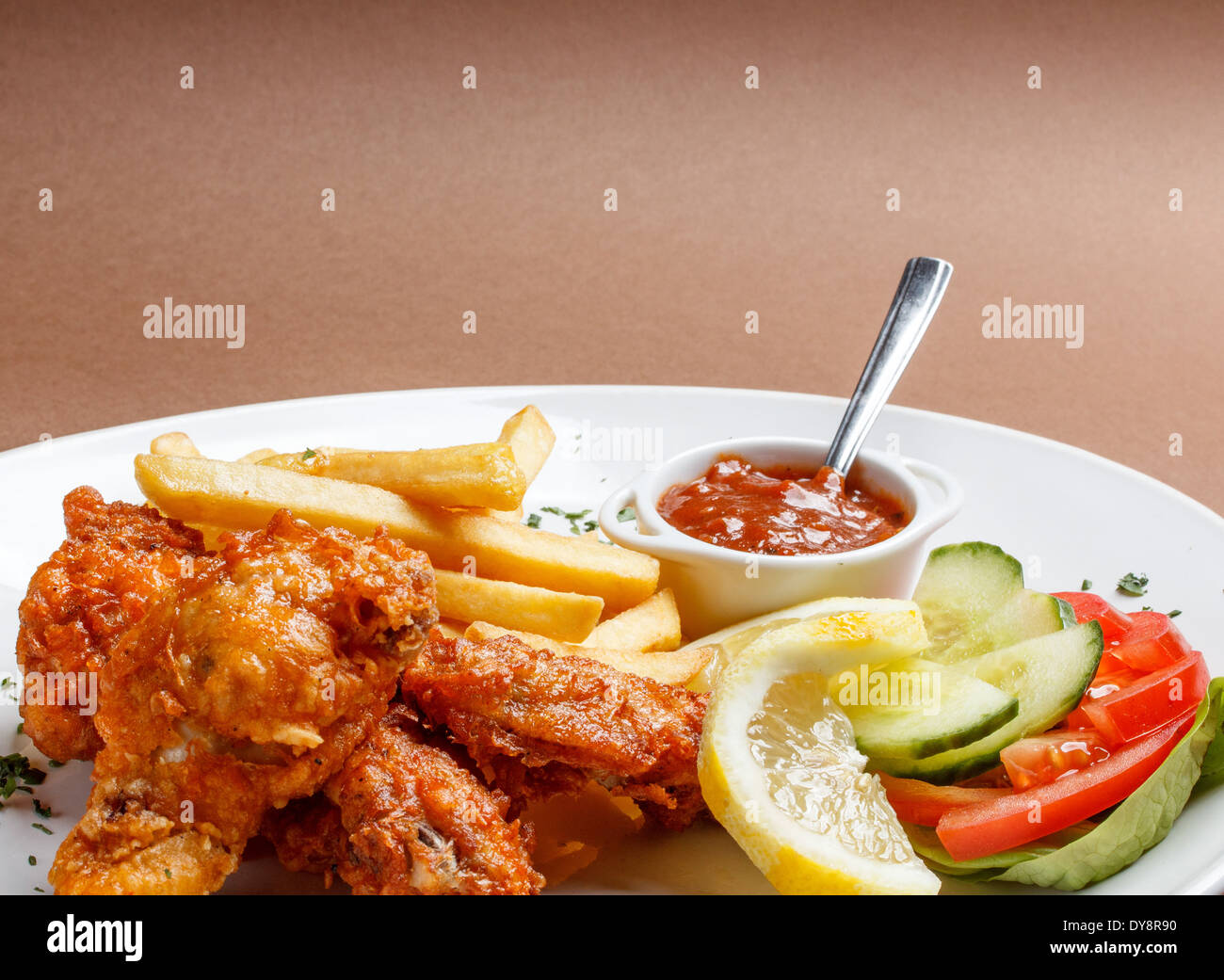 Brathähnchen mit Pommes Frites auf einem Teller Stockfoto