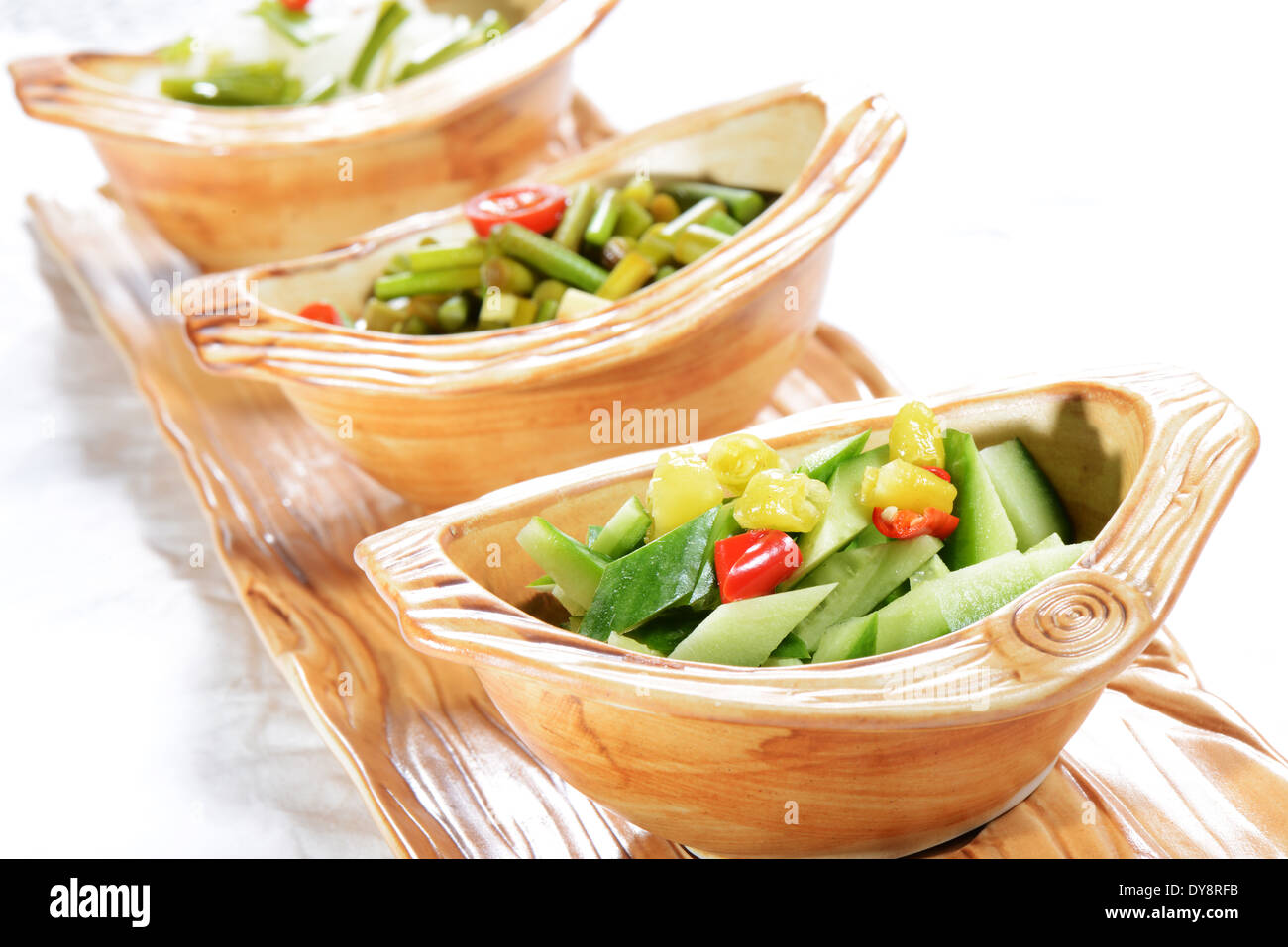 Chinesisches Essen: Salat aus Gurke und Knoblauch sprießen Stockfoto