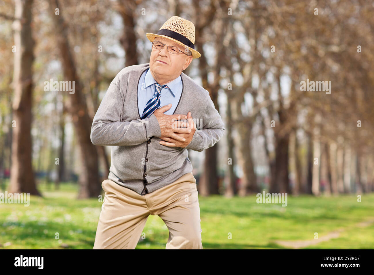 Senior mit einem Herzstillstand im Freien im park Stockfoto