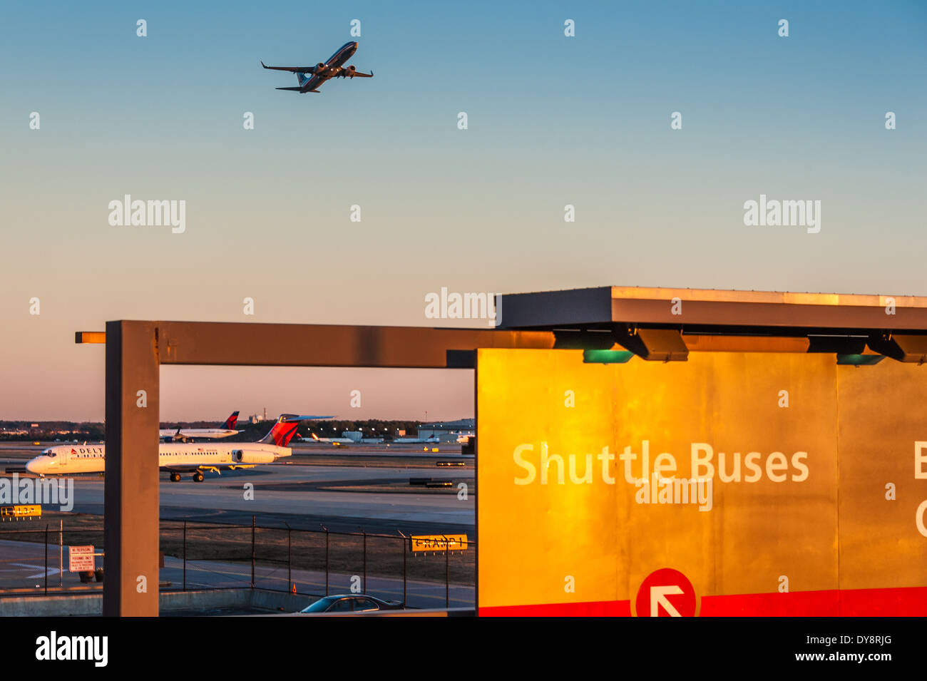 Blick auf den Sonnenuntergang der Luft Verkehr und Flughafen-Beschilderung an Hartsfield-Jackson Atlanta International Airport (Atlanta, Georgia, USA). Stockfoto