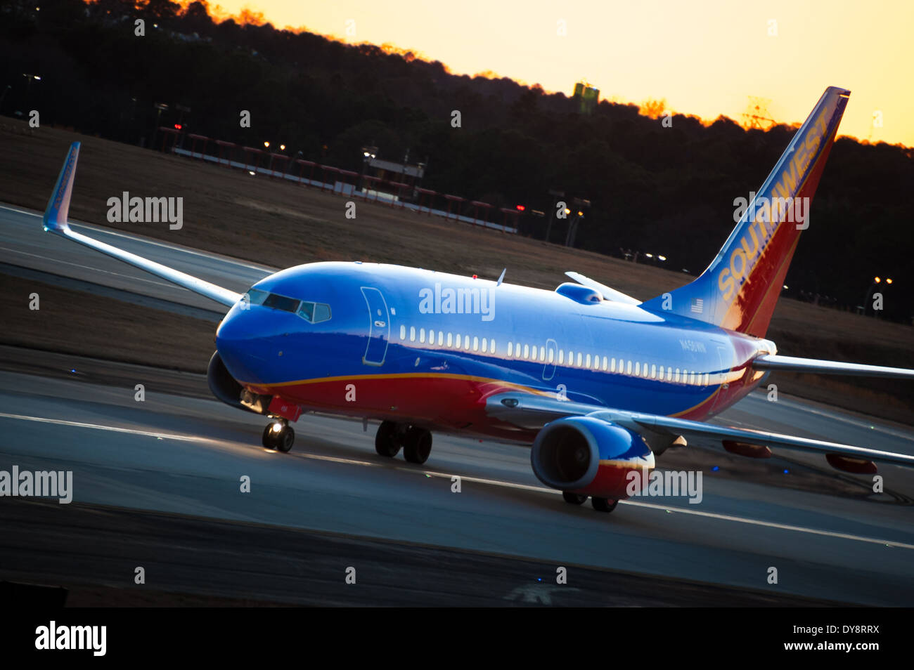 Southwest Airlines Passagier-Jet des Rollens bei Sonnenuntergang an Hartsfield-Jackson Atlanta International Airport in Atlanta, Georgia. (USA) Stockfoto