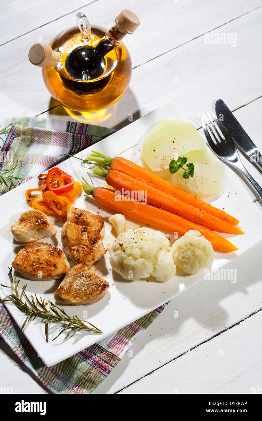 Hähnchen-Filets mit Blumenkohl, Karotten und Paprika Stockfoto
