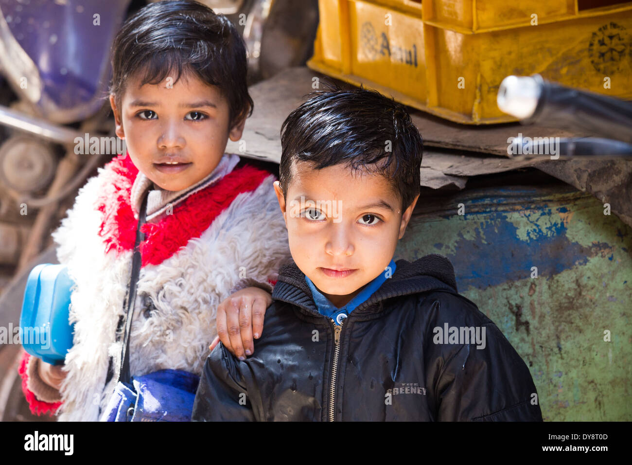 Bruder und Schwester in Alt-Delhi, Indien Stockfoto