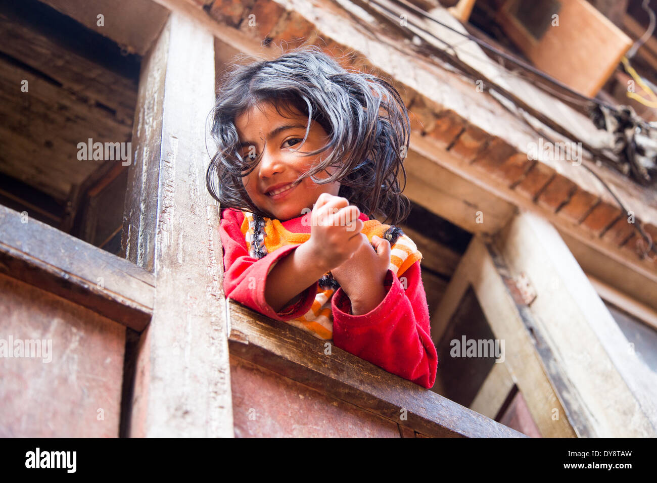 Napali junge Mädchen in einem Fenster in Bhaktapur, Nepal Stockfoto