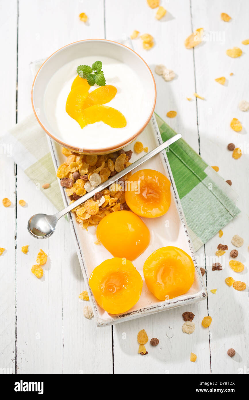 Schüssel mit laktosefreien Joghurt mit Pfirsich auf weißer Holztisch Stockfoto