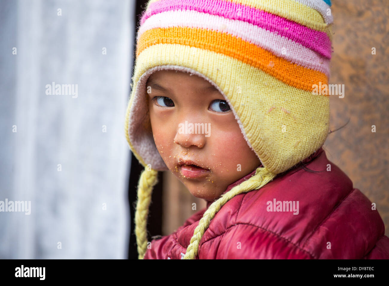 Napali Young Boy in einem Hauseingang in Kathmandu, Nepal Stockfoto