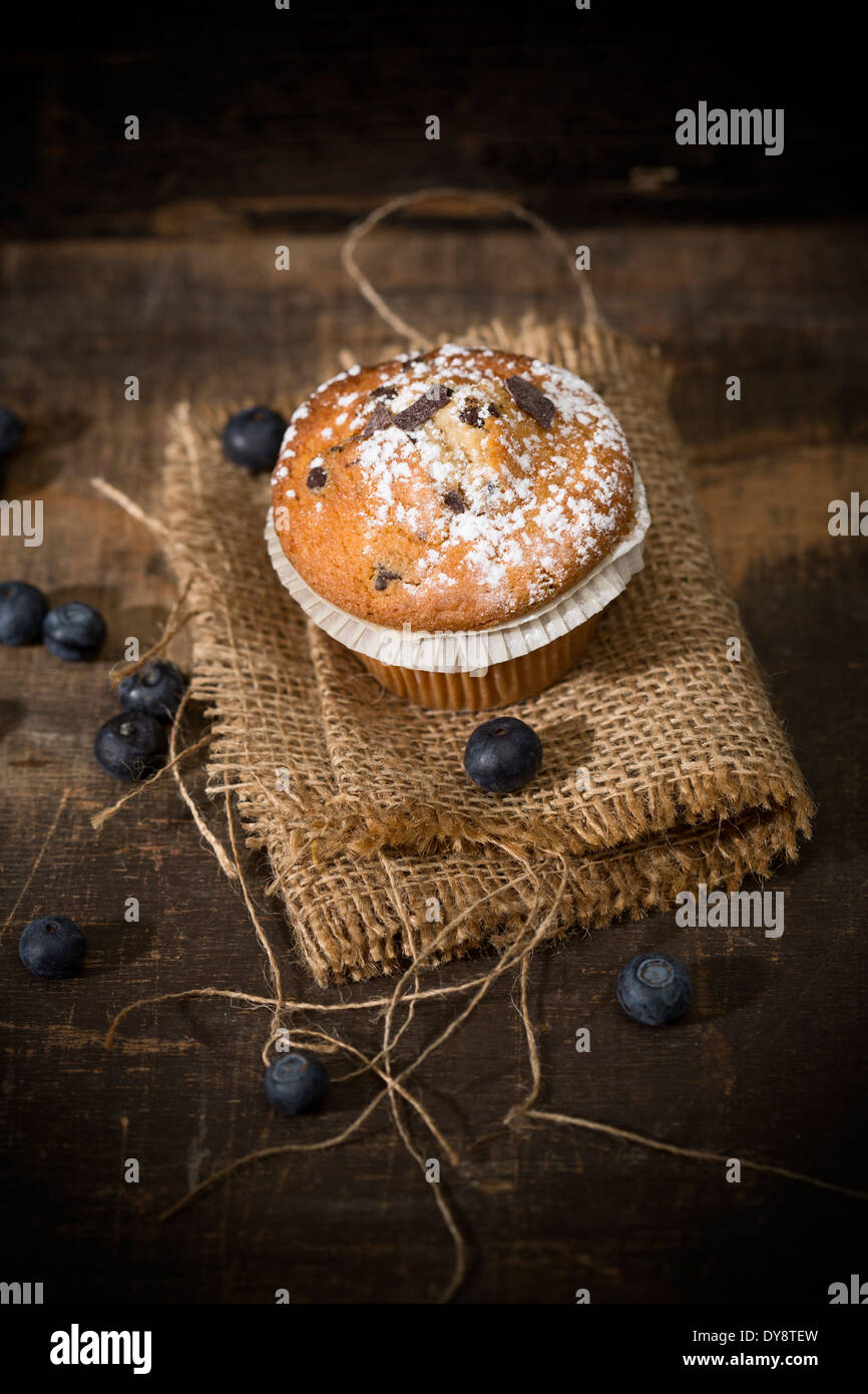 Blueberry Muffin, Jute und Blaubeeren auf Holztisch, erhöhten Blick Stockfoto