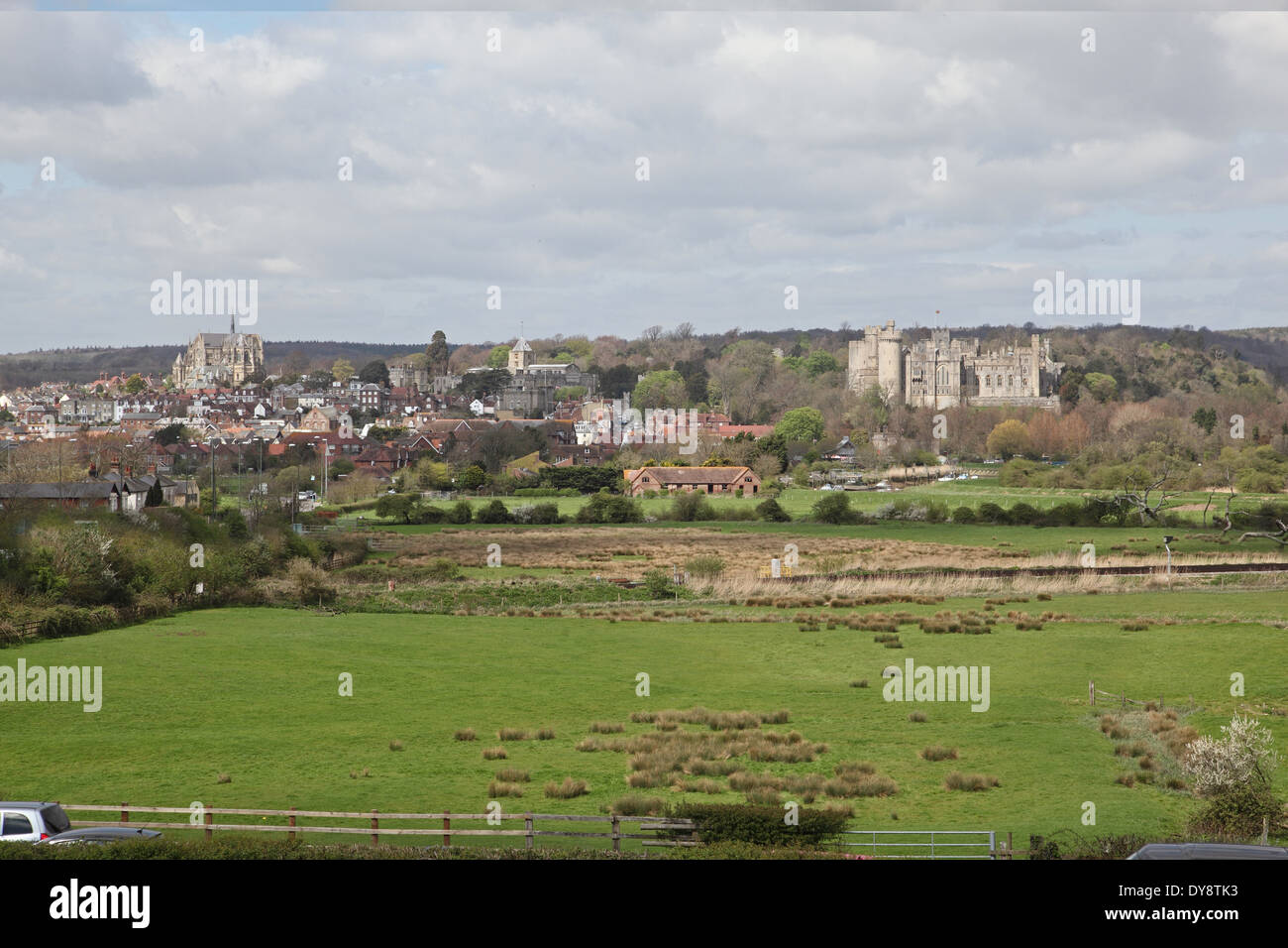 Historische englische Stadt Arundel, West Sussex, betrachtet von Südosten über das Überschwemmungsgebiet des Flusses Arun. Stockfoto