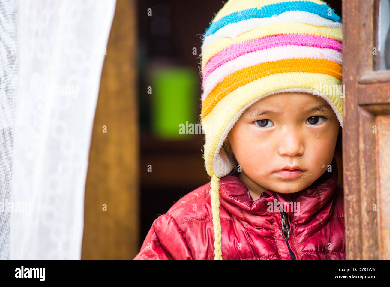 Napali Young Boy in einem Hauseingang in Kathmandu, Nepal Stockfoto