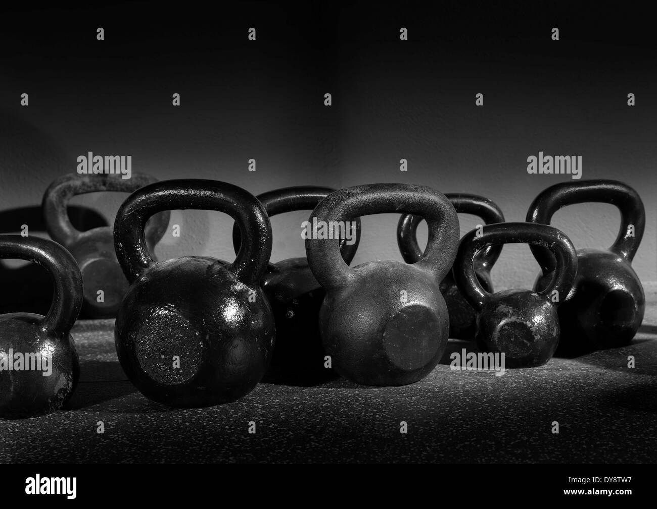 Kettlebells Gewichte in einem Workout Gym in schwarz und weiß Stockfoto