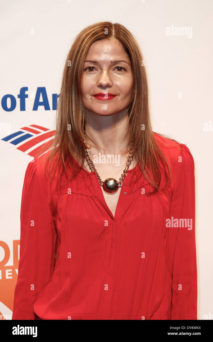 Schauspielerin Jill Hennessy besucht die Lebensmittelbank für New York