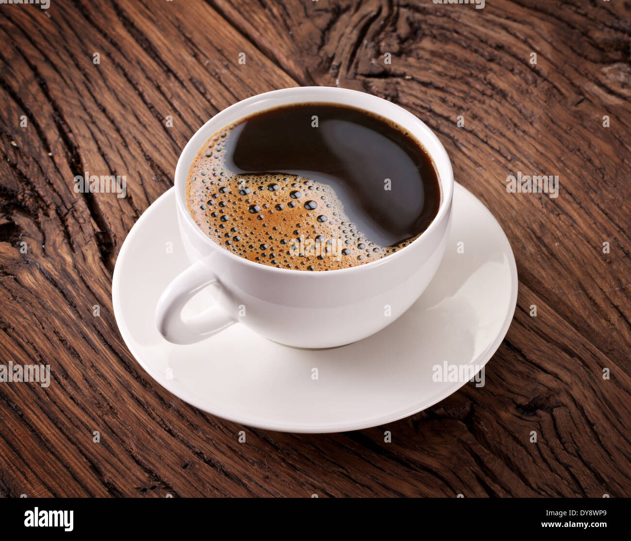 Tasse Espresso-Kaffeemaschine auf alten Holztisch. Ansicht von oben. Stockfoto