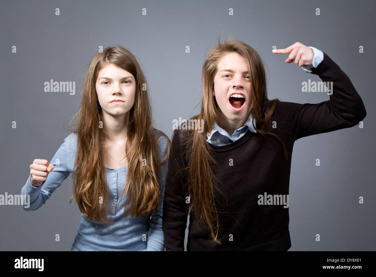 Zwei wütende Teenager nebeneinander Stockfoto