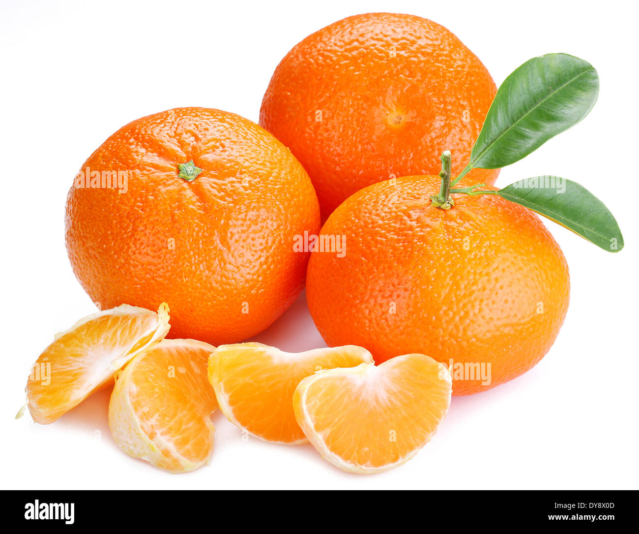 Mandarinen mit Blättern auf einem weißen Hintergrund. Stockfoto