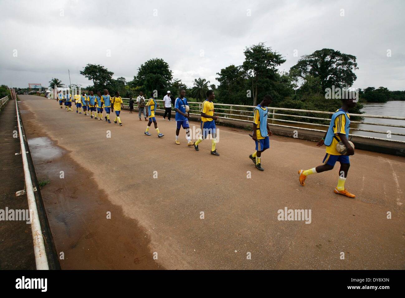 Bo-Young stars FC Crossing-Over The Mano River Bridge nach Liberia ein Freundschaftsspiel gegen Jendemah United FC am 10. August 20 spielen Stockfoto