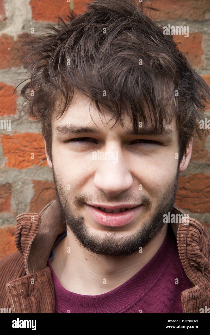 Modell veröffentlicht Nahaufnahme Portrait des 20 Jahre alten Mann mit Bart, UK Stockfoto