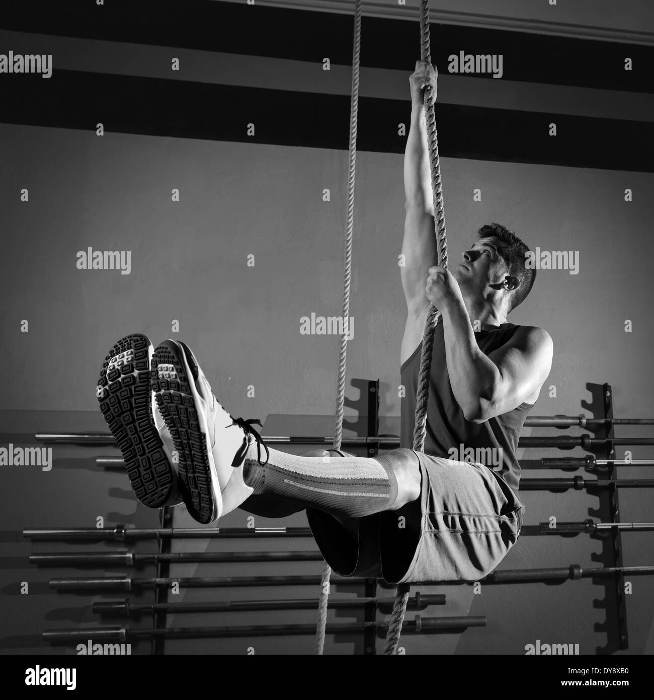 Seil klettern Übung Mann Workout im Fitnessstudio Klettern Stockfoto