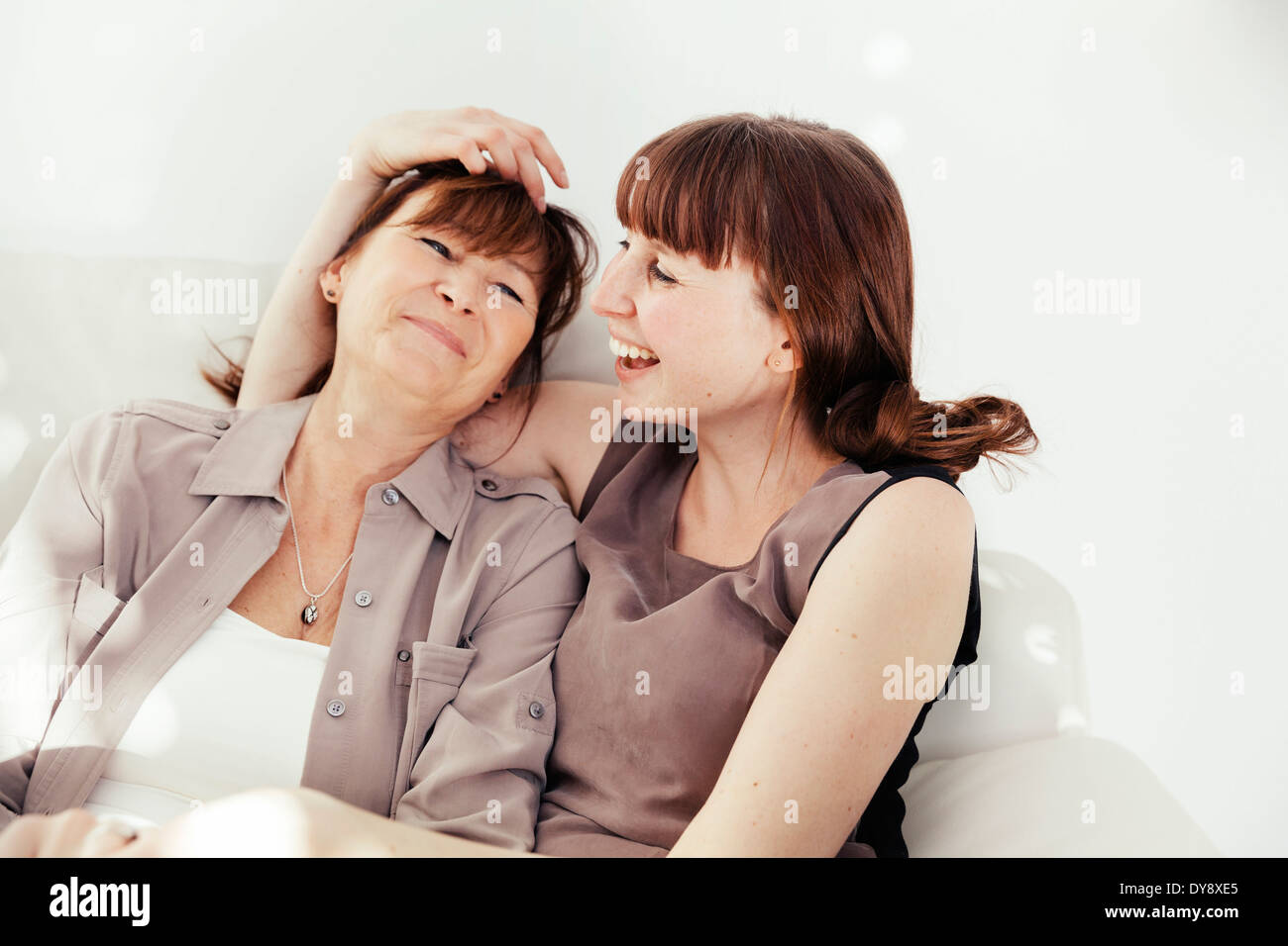 Porträt von Mutter und Tochter gemeinsam lachen Stockfoto