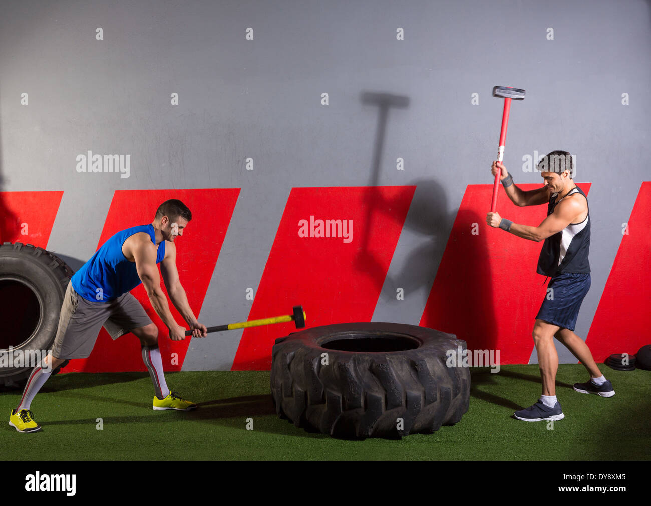 Vorschlaghammer Reifen Hits Männer Training im Fitness-Studio mit Hammer  und Traktor Reifen Stockfotografie - Alamy