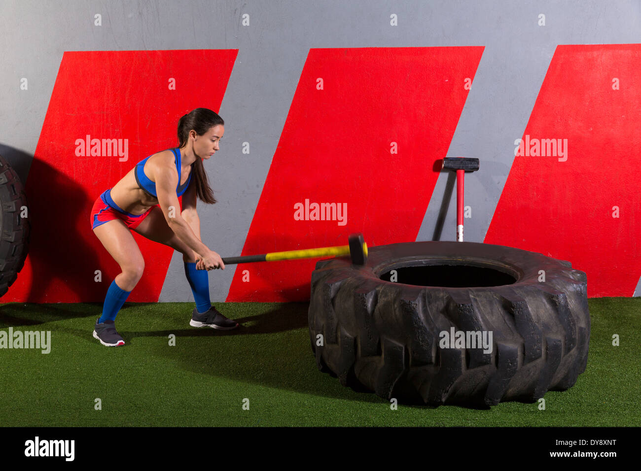 Crossfit sledge hammer workout Fotos und Bildmaterial in hoher