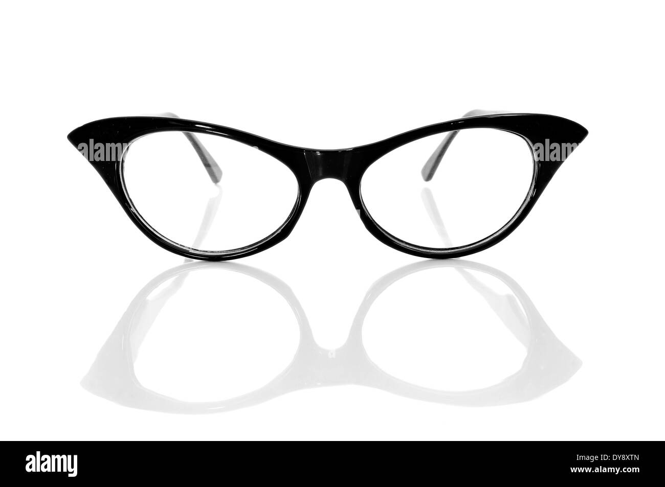 Nahaufnahme einer schwarze Retro-Stil Brille für Frauen auf einem weißen Hintergrund Stockfoto