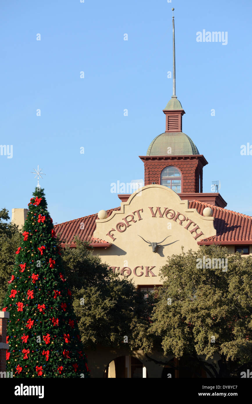 USA, USA, Amerika, Amerika, Texas, Fort Worth Stockyards, Weihnachten, Baum, Gebäude, vertikal Stockfoto
