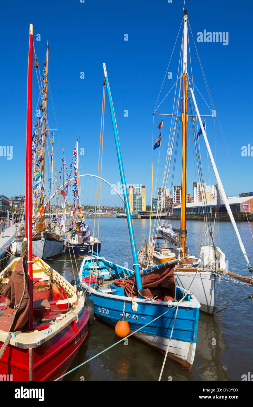 Boote auf dem Fluss Tyne und den Salbei, Newcastle Upon Tyne, Northumberland, England Stockfoto
