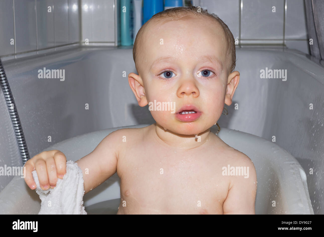 Porträt von Kleinkind Baden im Whirlpool Stockfoto