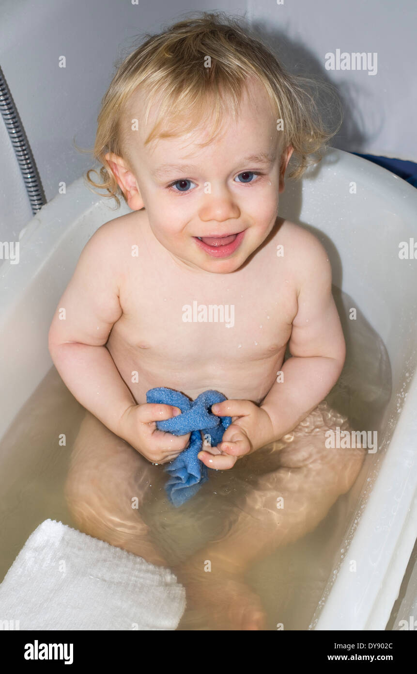 Lächelnde Kleinkind Baden im Whirlpool Stockfoto