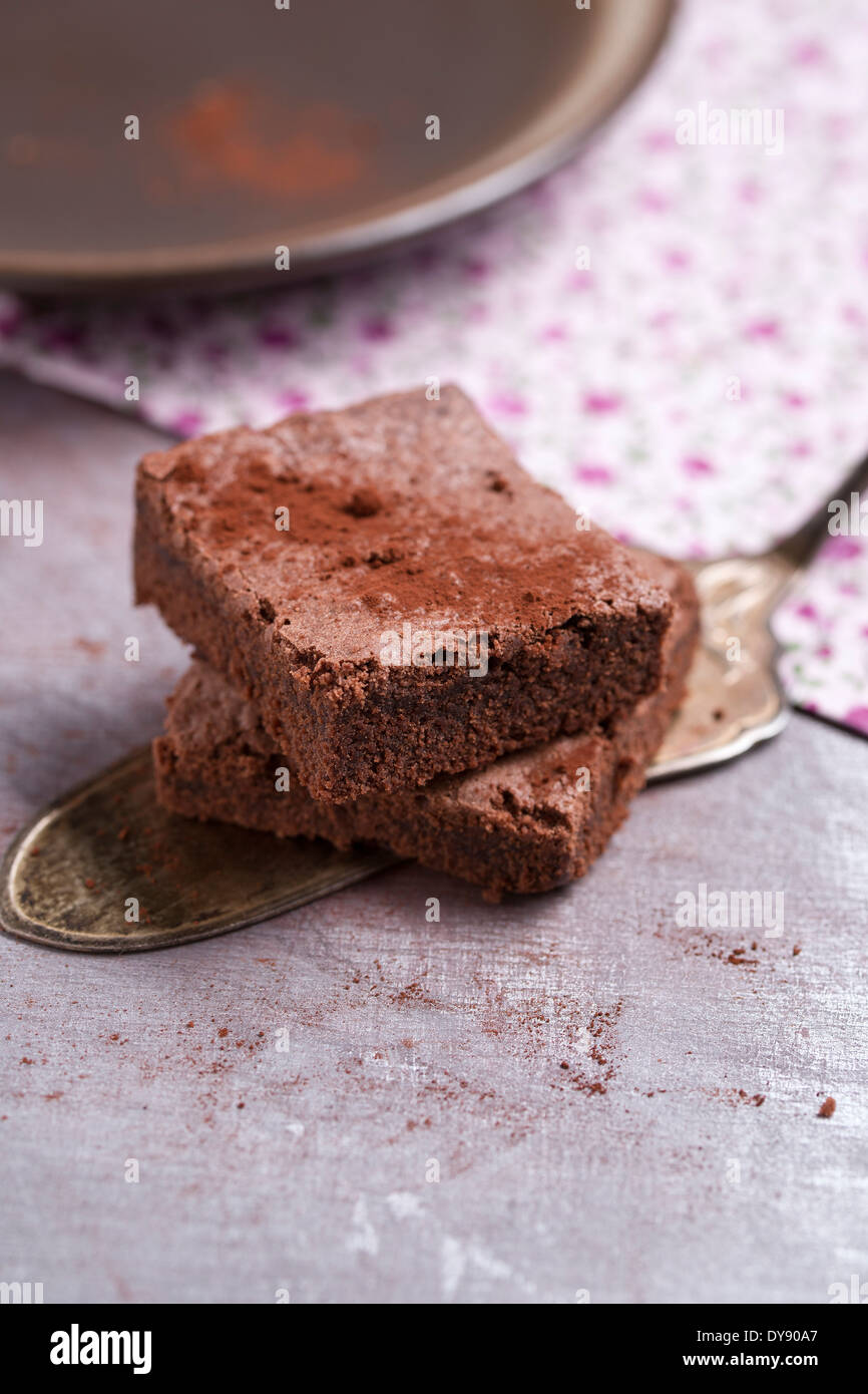 Zwei Brownies auf Tortenheber und Tuch Stockfoto