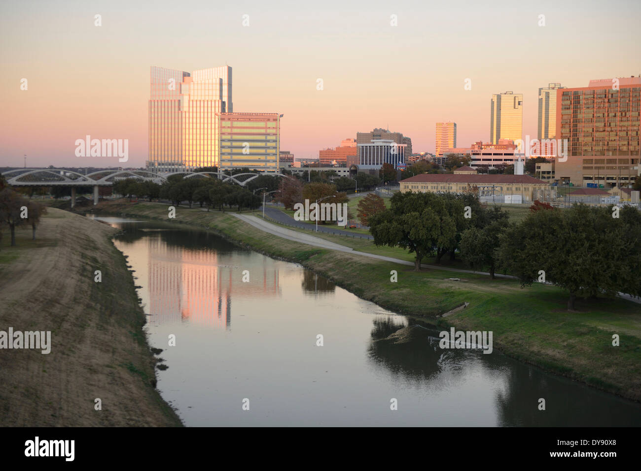 USA USA Amerika America Texas Fort Worth klar Fork Trinity River Park Tower Glasbau Stadt-River-Brücke Stockfoto