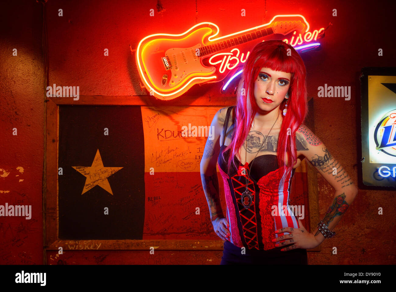 North America Texas USA USA Amerika Fort Worth Budweiser Neon Nachtleben Punkgirl rotes Haar Tattoo Nachtleben r Stockfoto