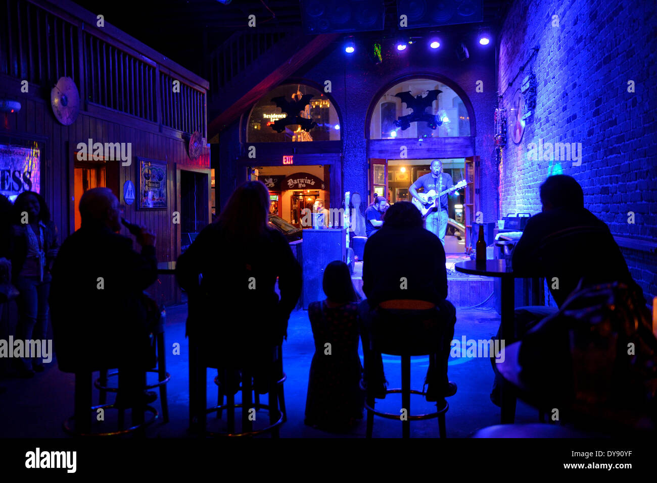 North America Texas USA USA Amerika Austin Nachtleben 6th Street Club blau innen Band Sängerin Musik Szene nightli Stockfoto
